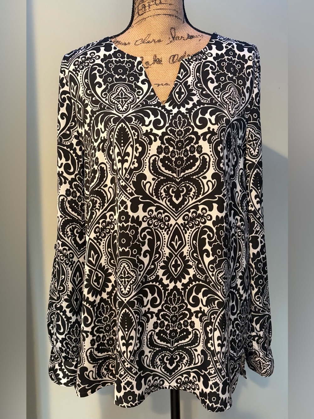Ann Taylor Black White Damask Paisley Tunic Blouse Roll Tab Sleeve Medium EUC